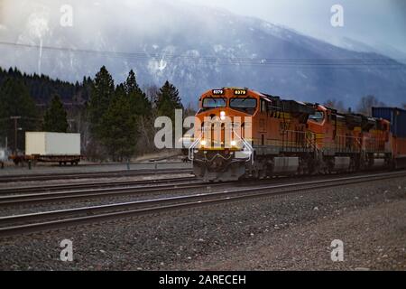 Ein BNSF-Zug, der an einem kalten Wintertag durch die Stadt Troy, Montana, kommt. Stockfoto