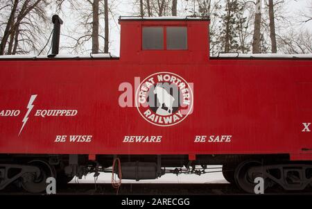 Great Northern Railway "Rocky Mountain Goat"-Logo auf der Seite einer Caboose, geparkt auf einer abgetrennten Schiene, in der Nähe von Callahan Creek, in Troy, Montana. Th Stockfoto