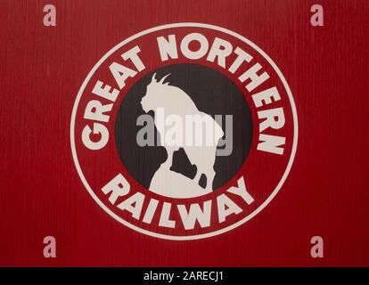 Great Northern Railway "Rocky Mountain Goat"-Logo auf der Seite einer Caboose, geparkt auf einer abgetrennten Schiene, in der Nähe von Callahan Creek, in Troy, Montana. Th Stockfoto