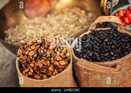 Robusta, Arabica, Kaffeebeeren, Kaffeebohnen. Draufsicht mit Kopierbereich für Ihren Text Stockfoto