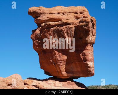 Der erstaunliche und bekannte Balancing Rock im Garden of the Gods. Stockfoto