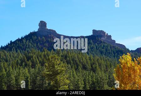 Ein schöner Berg in Pagosa Springs, Colorado, hat einen dicken Wald, der seine Seiten bedeckt, und Chimney Rock auf seinem Gipfel. Stockfoto