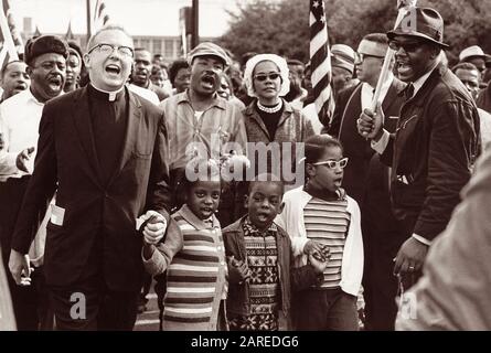 Frontlinie des Selma zu Montgomery March mit Dr. und Mrs. Martin Luther King (Mitte), Dr. und Mrs. Ralph David Abernathy (mit ihren Kindern Donzaleigh, Ralph David und Juandalynn) und John Lewis im März 1965. (Der Name des weißen Ministers ist unbekannt.) Stockfoto