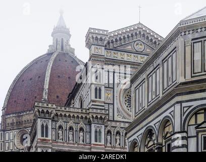 Die wichtigsten Denkmäler von Florenz in einem Rahmen, die Kuppel von Brunelleschi, die Kathedrale und die Taufkapelle von unten im Winter Stockfoto