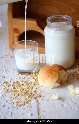 Stillleben mit Milch und Brot auf weißem Holzhintergrund Stockfoto