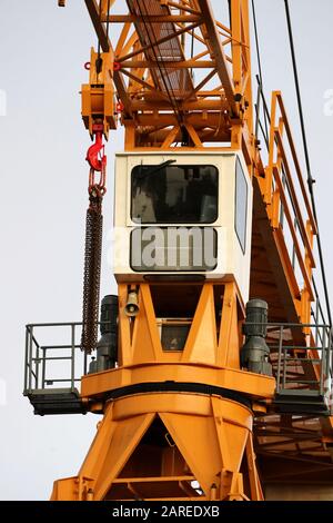 Branche: Nahfarbenbild eines Turmkrans auf einem Entwicklungsgelände. Stockfoto