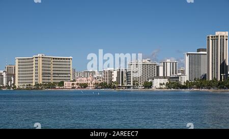 Honolulu, Hawaii, USA. Dez. 2019. Hochhaushotels entlang der Küstenlinie von Waikiki Beach, Honolulu, Hawaii. Kredit: Bayne Stanley/ZUMA Wire/Alamy Live News Stockfoto