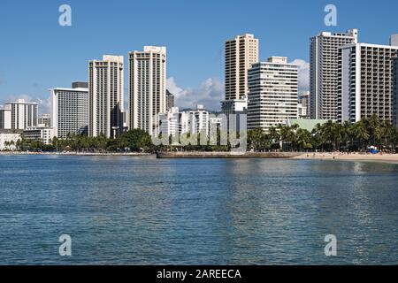 Honolulu, Hawaii, USA. Dez. 2019. Hochhaushotels entlang der Küstenlinie des Waikiki-Viertels Honolulu, Hawaii. Kredit: Bayne Stanley/ZUMA Wire/Alamy Live News Stockfoto