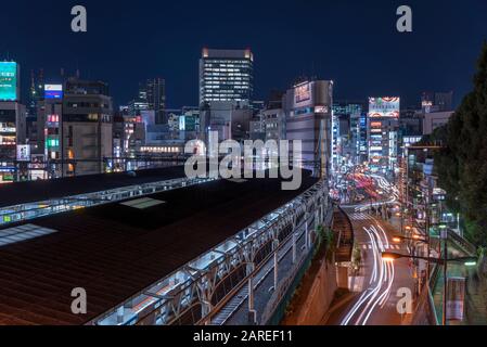 Tokio, japan - 07. januar 2020: Hochwinkeliger Nachtblick auf die Ueno-Park-Straße, die zur Kreuzung der Central Street und Ameyoko Street in führt Stockfoto