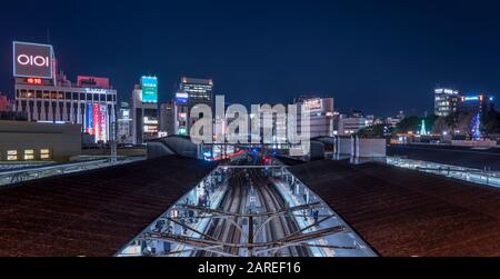 Tokio, japan - 07. januar 2020: Blick in die Nacht zum Dach des Ueno Bahnhofs mit Blick auf die Eisenbahntrasse in Tokio. Stockfoto