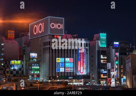 Tokio, japan - 07. januar 2020: Nächtlicher Blick auf den Fußgängersteg der Ueno-Station, der in Tokioter Kaufhäusern von Neon-Schildern angezündet wird. Stockfoto