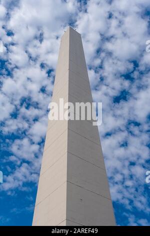 Der Obelisco de Buenos Aires (Obelisk von Buenos Aires) ist eine Ikone von Buenos Aires, Argentinien. 1936 zum Gedenken an die vierhundertjährige des errichtet Stockfoto