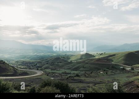 Landschaft mit Bergen, Wolken, Wasser und Straßen in einem zentralasiatischen Land Stockfoto