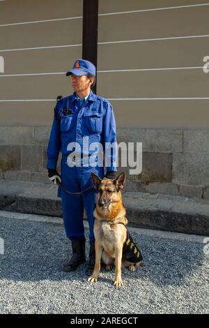 Wache mit Wachhund im Kaiserpalast von Kyoto Stockfoto