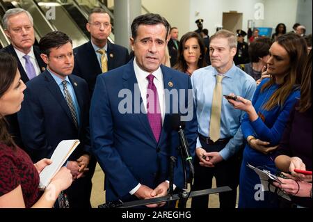 Washington, VEREINIGTE STAATEN - 27. JANUAR 2020: US-Vertreter John Ratcliffe (R-TX) diskutiert den Amtsenthebungsverfahren in der Nähe der Senate Subway in Washington, DC. Stockfoto