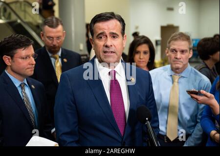 Washington, VEREINIGTE STAATEN - 27. JANUAR 2020: US-Vertreter John Ratcliffe (R-TX) diskutiert den Amtsenthebungsverfahren in der Nähe der Senate Subway in Washington, DC. Stockfoto