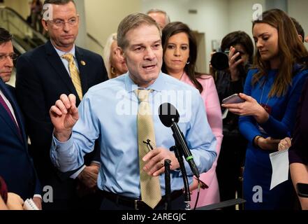 Washington, VEREINIGTE STAATEN - 27. JANUAR 2020: US-Vertreter Jim Jordan (R-OH) diskutiert den Amtsenthebungsverfahren in der Nähe der Senate Subway in Washington, DC. Stockfoto