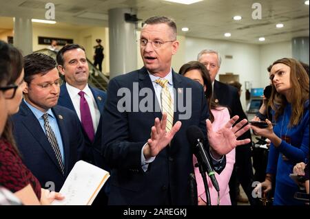 Washington, VEREINIGTE STAATEN - 27. JANUAR 2020: US-Vertreter Doug Collins (R-GA) diskutiert den Amtsenthebungsverfahren in der Nähe der Senate Subway in Washington, DC. Stockfoto