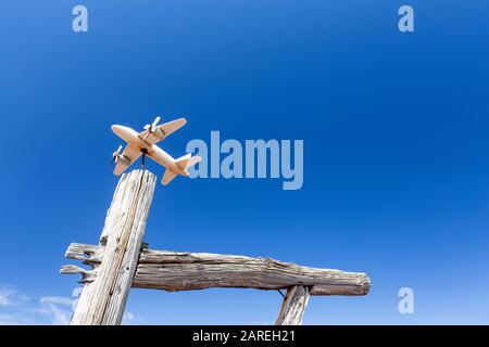 Ein weißes Flugzeug auf einem alten Holzpfosten in Lajido auf der Pico-Insel auf den Azoren, Portugal. Stockfoto