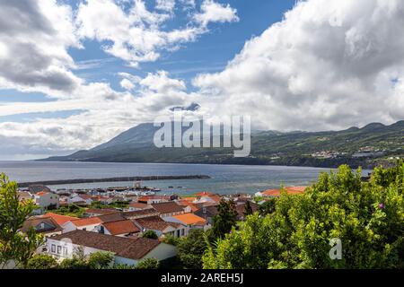 Wunderschöne Sommerschwolken rund um den Pico vom Dorf Lajes do Pico auf der Pico-Insel auf den Azoren, Portugal. Stockfoto