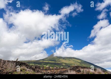 Vulkanische Felswände unterhalb der Hänge des Pico auf der Pico Insel auf den Azoren, Portugal. Stockfoto