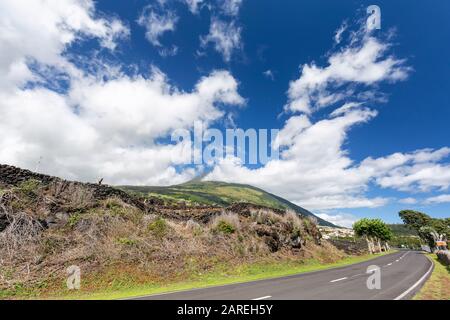 Sommerwolken rund um den Pico bei Sao Mateus auf der Pico-Insel auf den Azoren, Portugal. Stockfoto