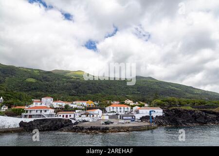 Eine Bootsrampe in Kanada de Africa bei Ebbe auf Sao Jorge auf den Azoren. Stockfoto