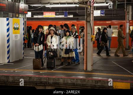 Osaka Bahnhof Japan Passagiere warten auf den Zug Stockfoto