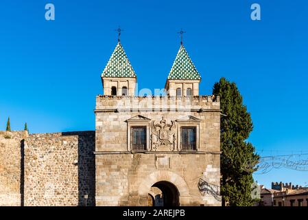 Das neue Bisagra-Tor in den Wällen. Blick gegen den blauen Himmel. Entworfen wurde es von Alonso de Covarrubias Stockfoto