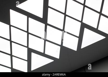 Dreieckslampen an der Decke des Elevators schließen sich an Stockfoto