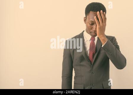 Jungen schönen afrikanischen Geschäftsmann, tragen, Klage gegen den weißen Hintergrund Stockfoto