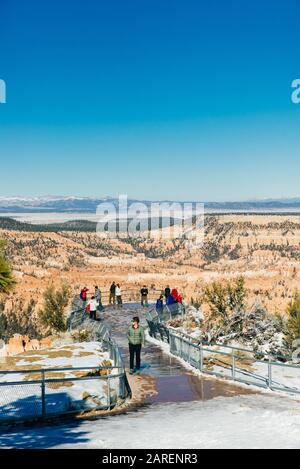 Bryce Canyon, - Dezember 2019 Das Amphitheater mit Hoodoos im Bryce Canyon, der im Schnee bedeckt ist, ist Der Inspiration Point Stockfoto