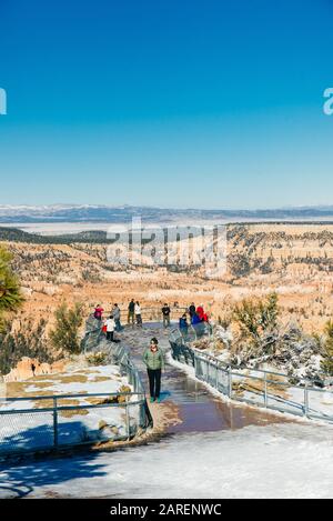 Bryce Canyon, - Dezember 2019 Das Amphitheater mit Hoodoos im Bryce Canyon, der im Schnee bedeckt ist, ist Der Inspiration Point Stockfoto