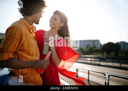 Paare Glück Spaß Konzept. Fröhliches junges Paar, das sich am Tag zum Lachen bereit macht. Stockfoto