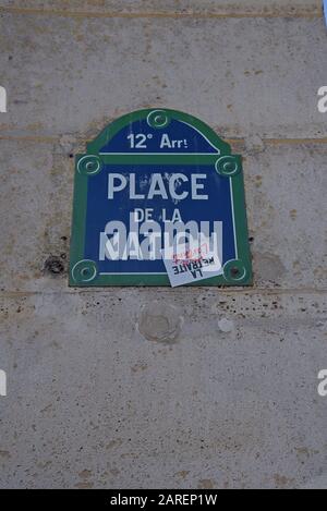 Aufkleber der Kommunistischen Partei Frankreichs auf Der Place De La Nation Street unterzeichnen Paris mit der Aufschrift "vor Arthritis zurücktreten" Teil der Proteste der gilet jaune Rente Stockfoto