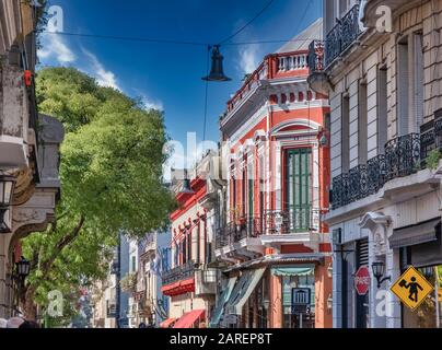 Die Straßen von San Telmo, dem ältesten Viertel von Buenos Aires, inmitten der Kopfsteinpflasterstraßen und der alten Kolonialarchitektur, Argentinien Stockfoto