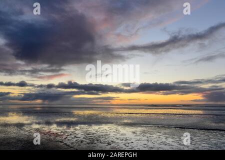 Sonnenaufgang über dem niedersächsischen Wattenmeer, Juist, ostfriesischen Inseln, Frisia, Niedersachsen, Deutschland Stockfoto