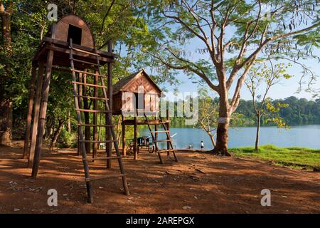 Pfahlhäuser der indigenen Kroeung Tola am Kratersee Yeak Laom, Banlung, Provinz Ratanakiri, Kambodscha Stockfoto