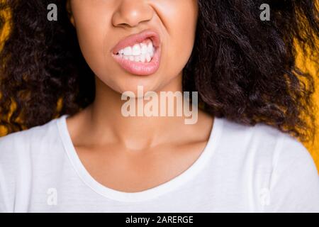 Zugeschnittene Nahaufnahme Portrait von ihr sie schöne attraktive junge böse wütend empörte wellenhaarige Mädchen grinsende Zähne isoliert über strahlendem lebhaftem Glanz Stockfoto