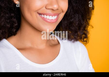 3/4-Nahprofil Seitenansicht Portrait von ihr schön schön schön schön fröhlich cheey gewellten Mädchen Zähne Behandlung isoliert über hell Stockfoto