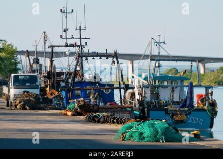 Fischerboote am Ufer des Flusses Torridge am Kai von Bideford, mit der Torridge-Brücke im Hintergrund, South West, North Devon, Großbritannien Stockfoto