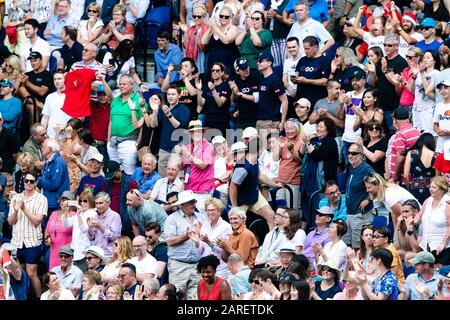 Melbourne, Australien. Januar 2020. Tennisfans jubeln beim Tennisturnier 2020 Australian Open Grand Slam in Melbourne, Australien an. Credit: Frank Molter/Alamy Live News Stockfoto