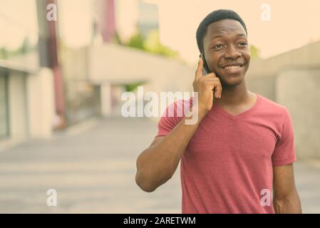 Junge schöne afrikanische Menschen in den Straßen im Außenbereich Stockfoto