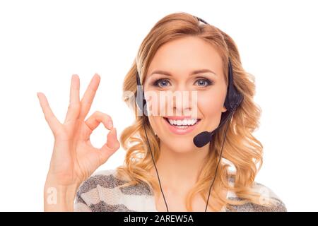 Fröhlicher junger Agent des Callcenters, der "OK" gestikuliert hat Stockfoto