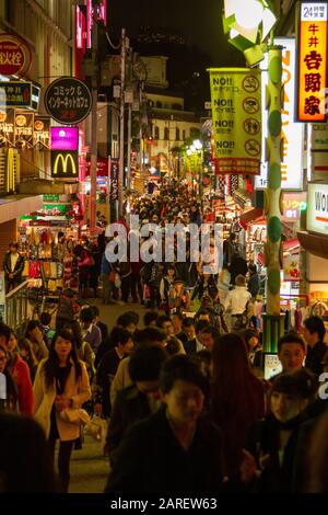 Takeshita Street in Harajuku, Nachtleben auf den Straßen Japans Stockfoto