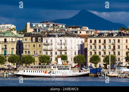 Panoramablick auf Genf mit traditionellem Dampfschiff auf den Genfersee, Schweiz Stockfoto