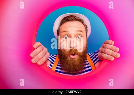 Nahaufnahme stauned funky crazy man Rettungsschwimmer Look pink float Rettungsschwimmer beeindruckte Scream Wow omg Wear Style modisch weiße Weste orange Stockfoto