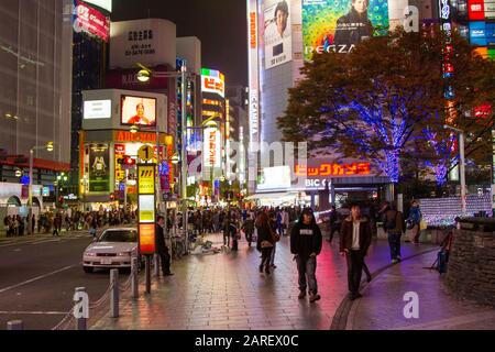 Tokio Akihabara ist das beliebteste Gebiet für Fans von Anime, Mangas und Spielen im Nachtleben der Metropole Tokio auf den Straßen Japans Stockfoto