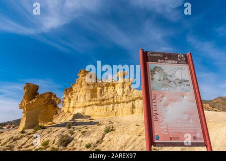 Las Gredas de Bolnuevo, auch Ciudad Encantada genannt, sind stark erodierte Sandsteinformationen am Strand von Bolnuevo, Murcia, Spanien. Signieren Stockfoto