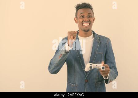 Junge Bartgeier afrikanischen Mann denim Jacket gegen weißen Hintergrund Stockfoto